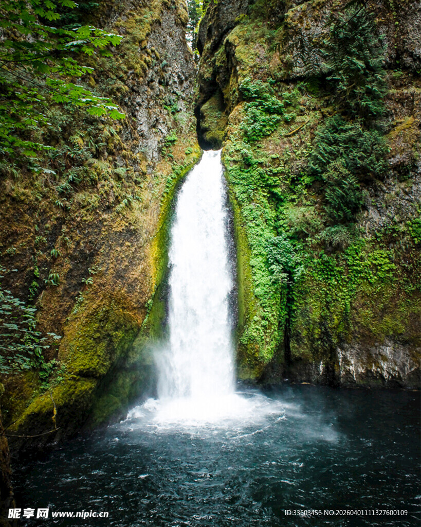 山间清幽瀑布景观