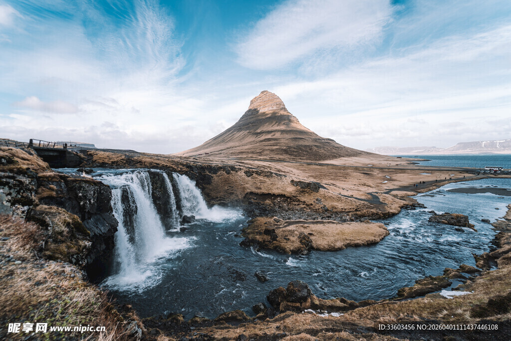 冰岛壮丽瀑布与孤峰景观