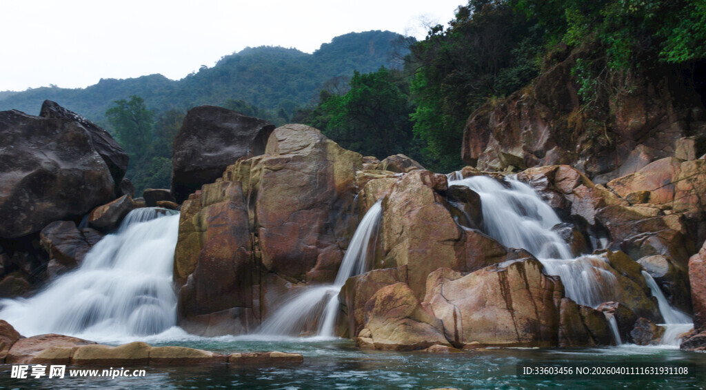 山间壮美瀑布景观