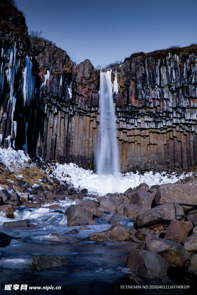 冬日壮观瀑布美景
