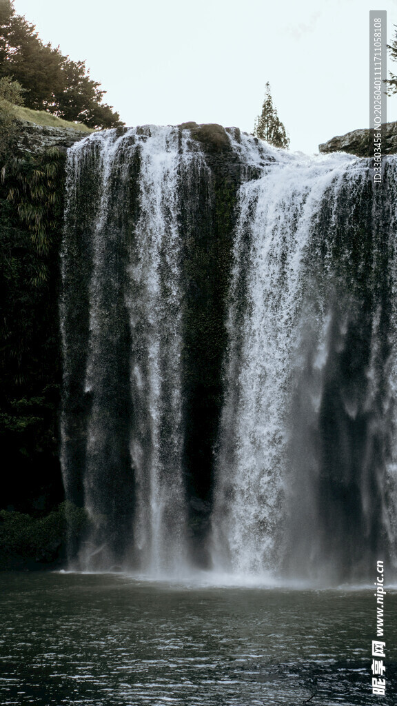 壮观瀑布倾泻于山水间