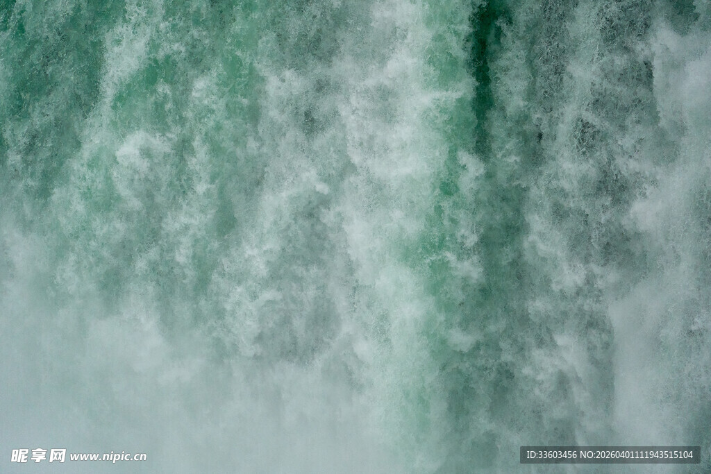 壮观绿色瀑布景象