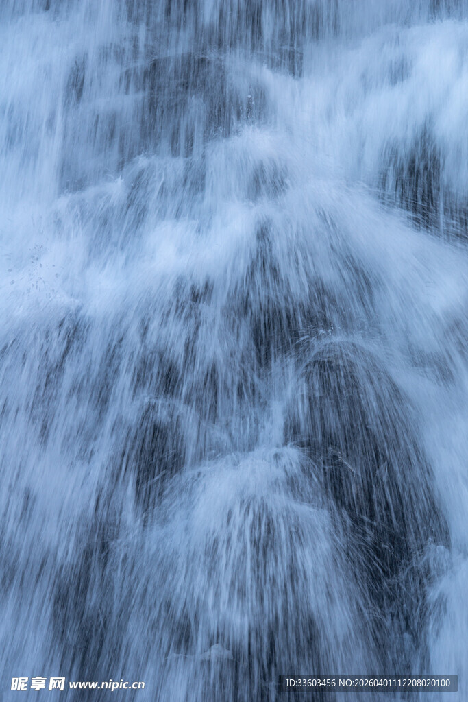 潺潺流水瀑布景观
