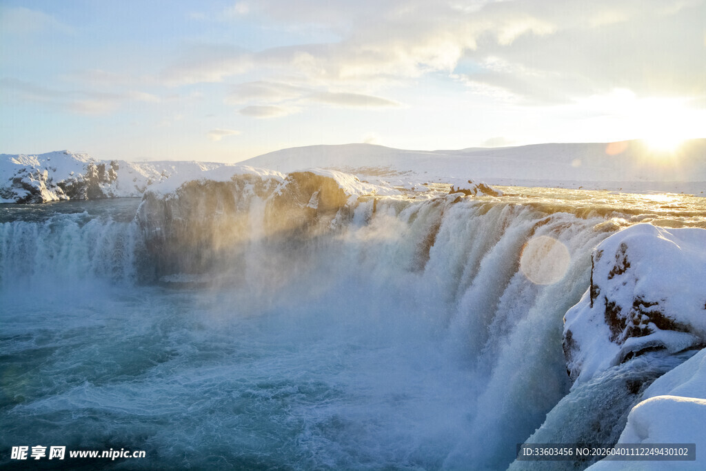 冬日壮丽瀑布景观