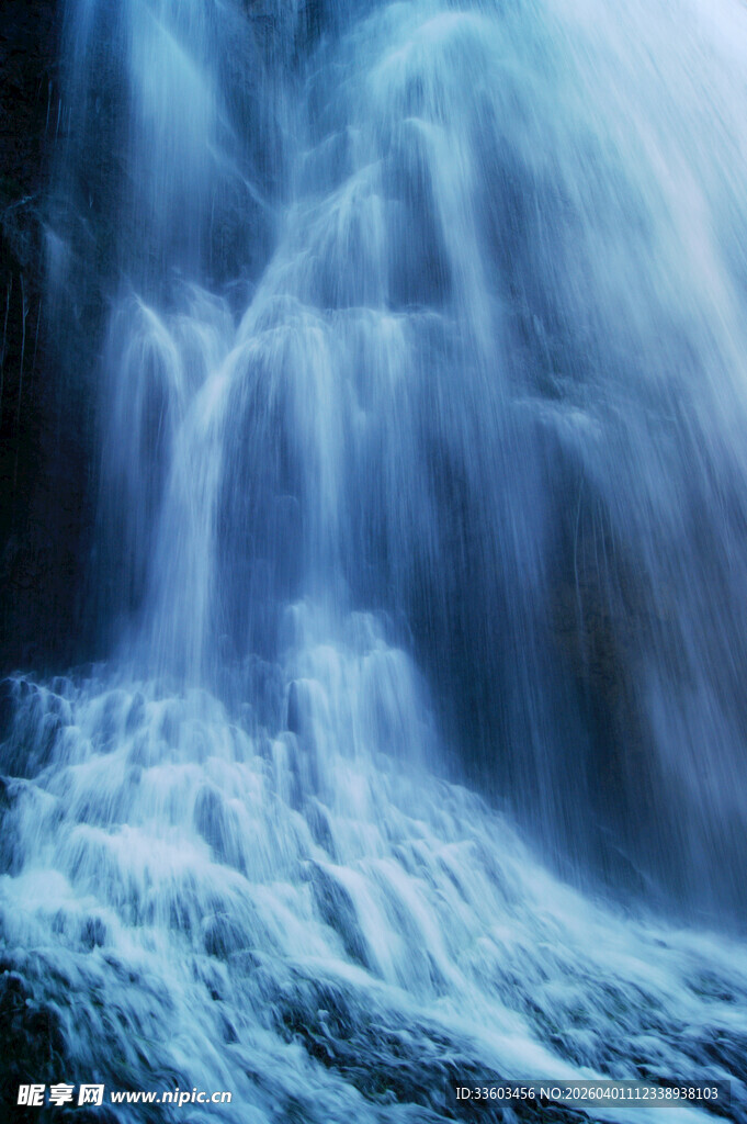 梦幻蓝色瀑布景观