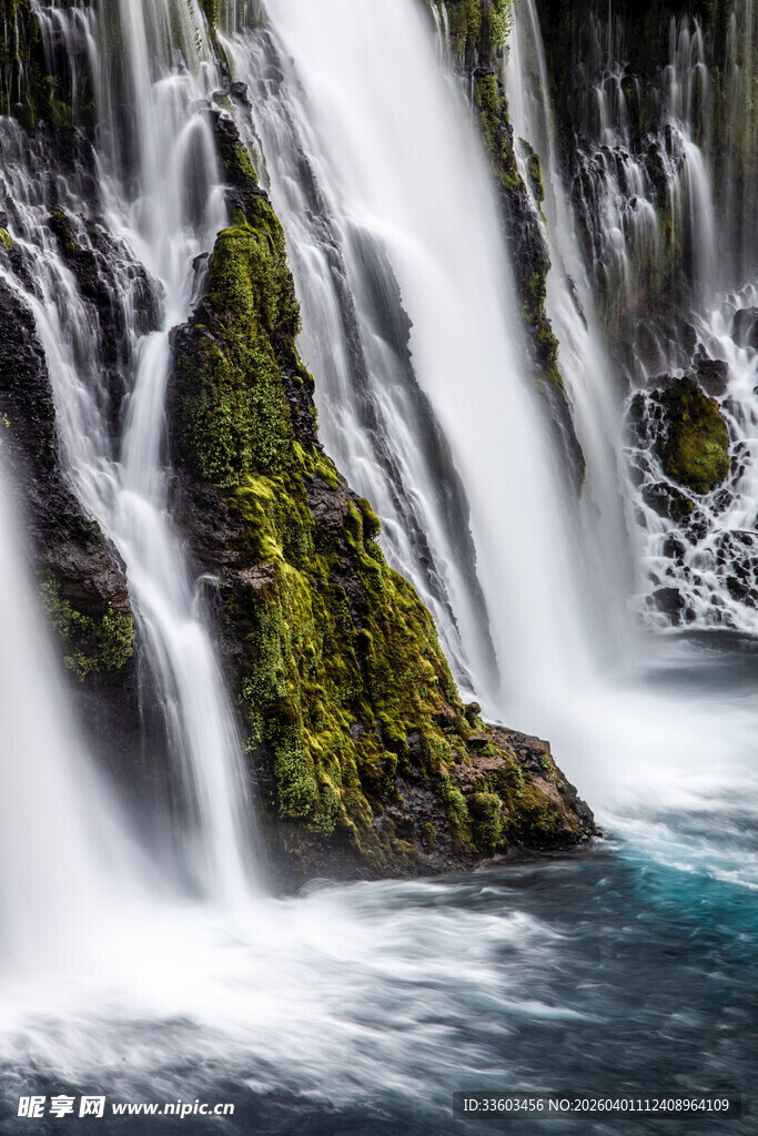 壮观瀑布下的碧绿苔藓
