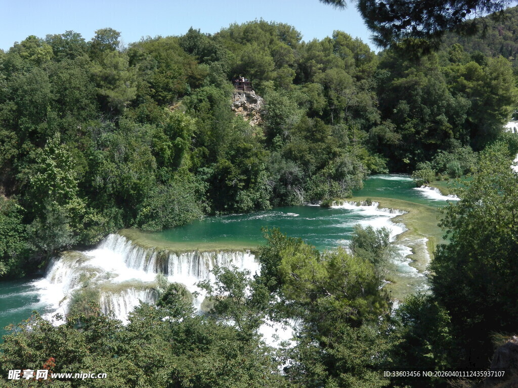 秀丽河谷瀑布自然美景