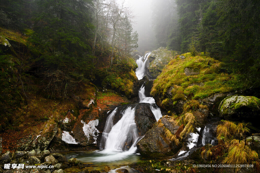 山间迷雾中的灵动小瀑布