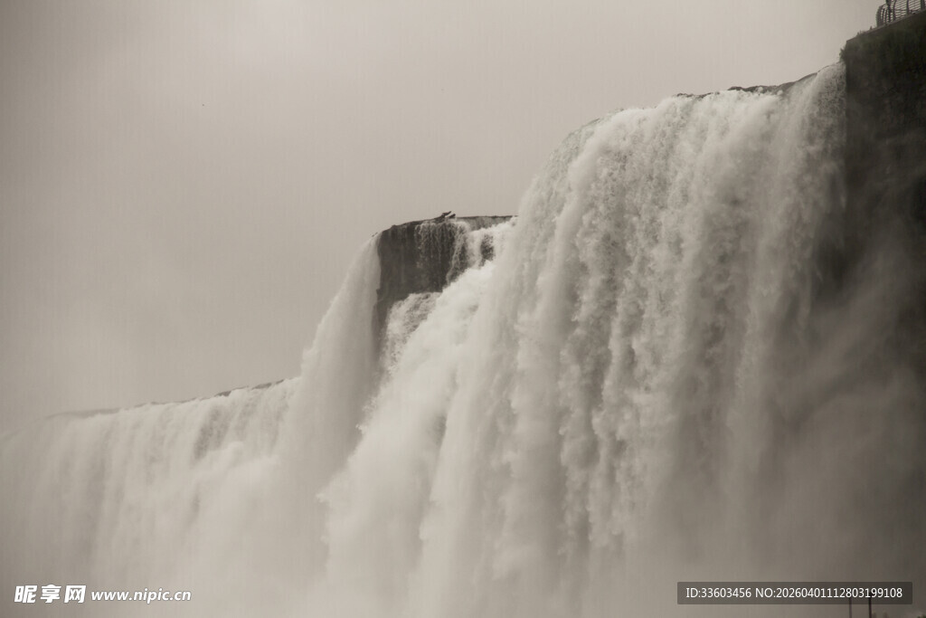 壮观瀑布倾泻而下