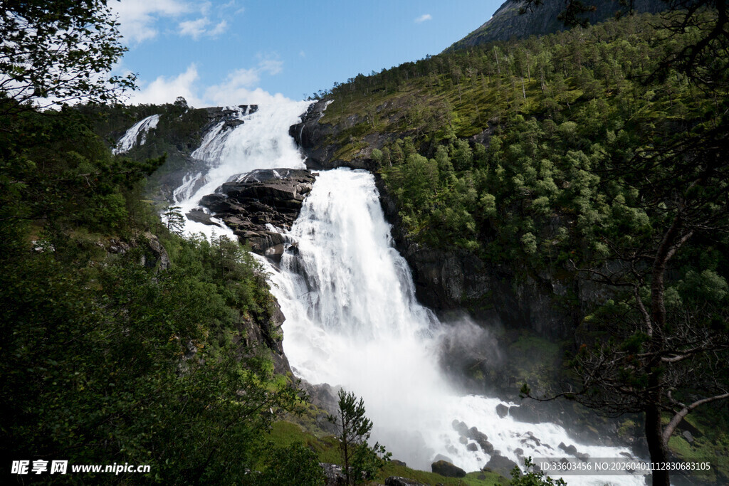 山间壮丽瀑布景观