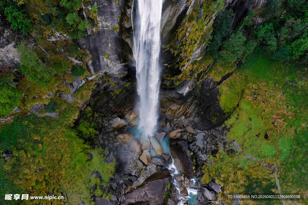 高空俯瞰壮丽山间瀑布
