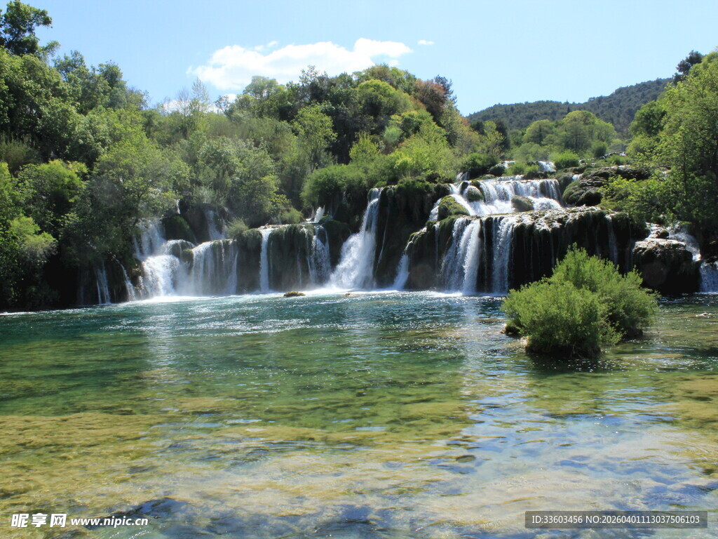 秀丽天然瀑布溪流风景