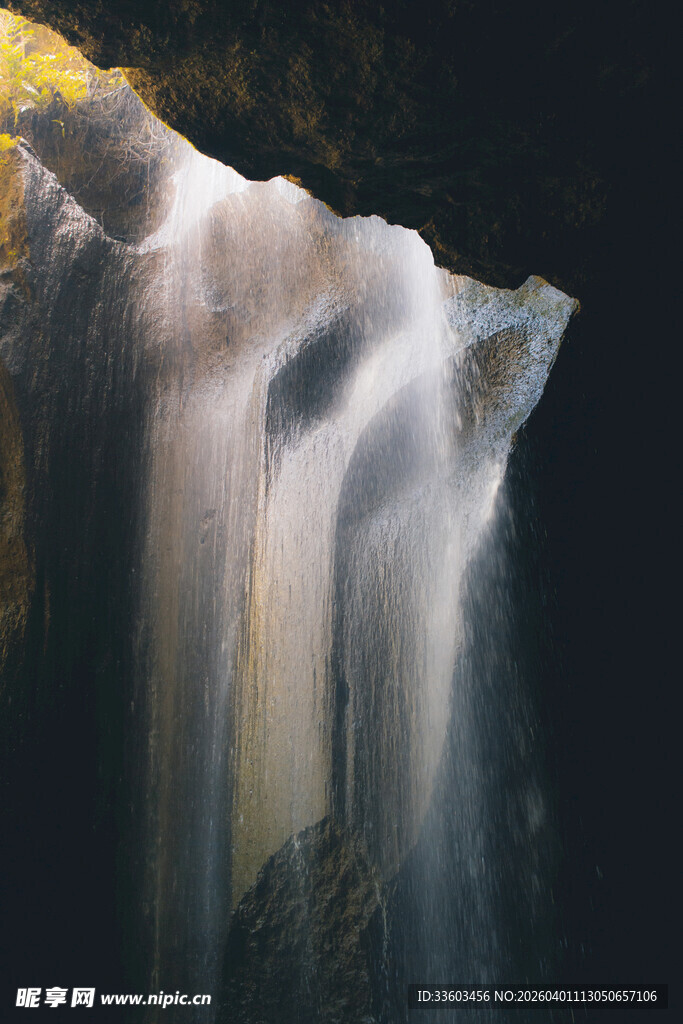 壮观瀑布从崖顶倾泻而下