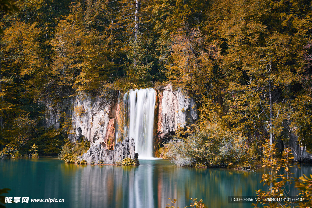 秋日森林中的美丽瀑布景观