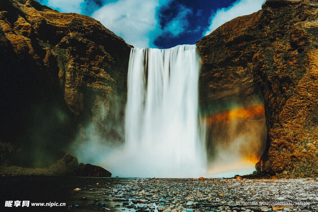 壮观瀑布下的自然美景