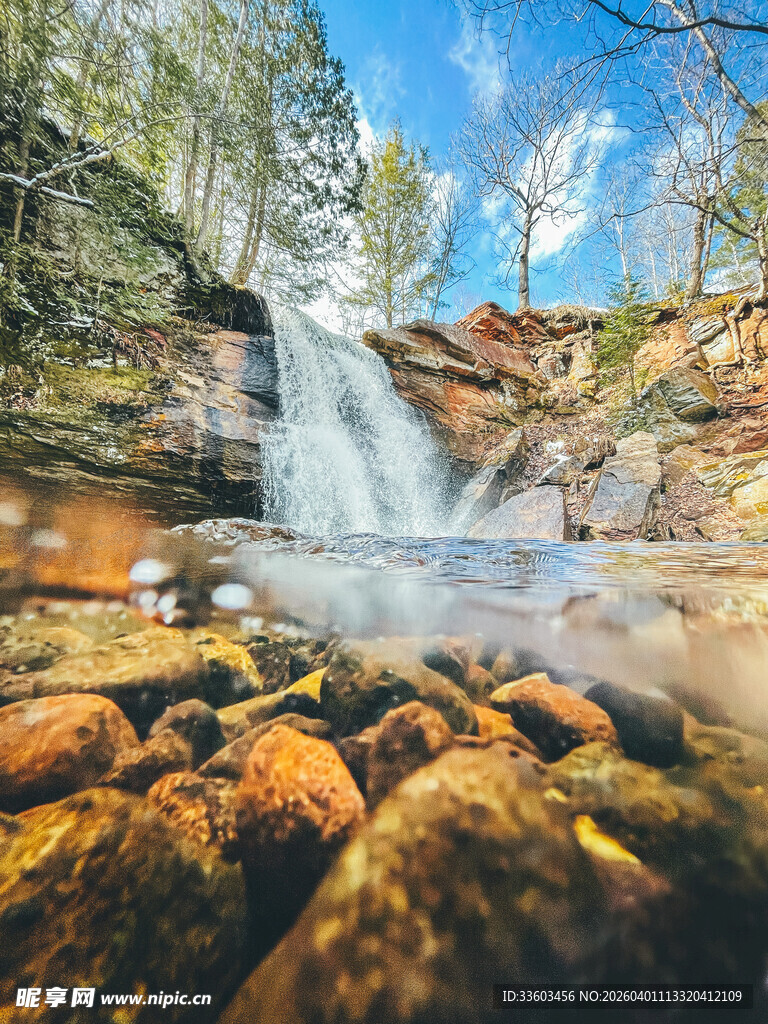 山间溪流瀑布自然美景