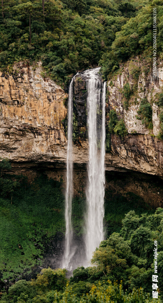 壮观瀑布下的翠绿深潭