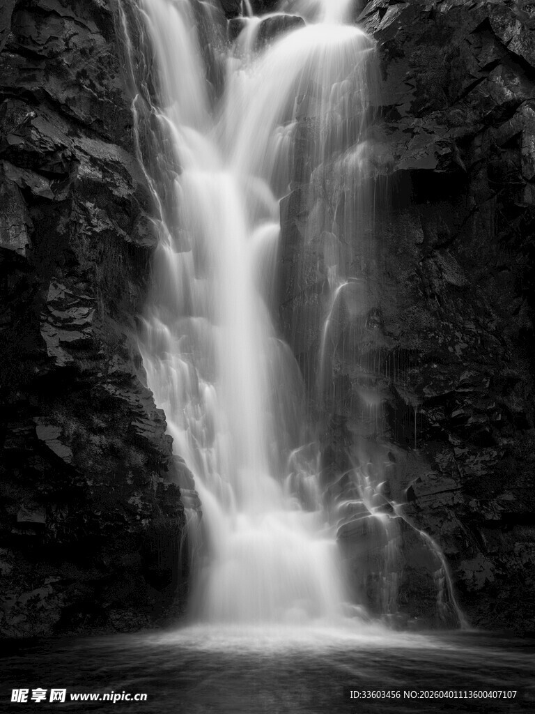 黑白瀑布景观