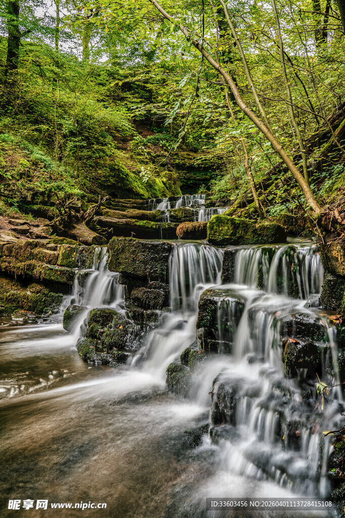 山间溪流小瀑布美景