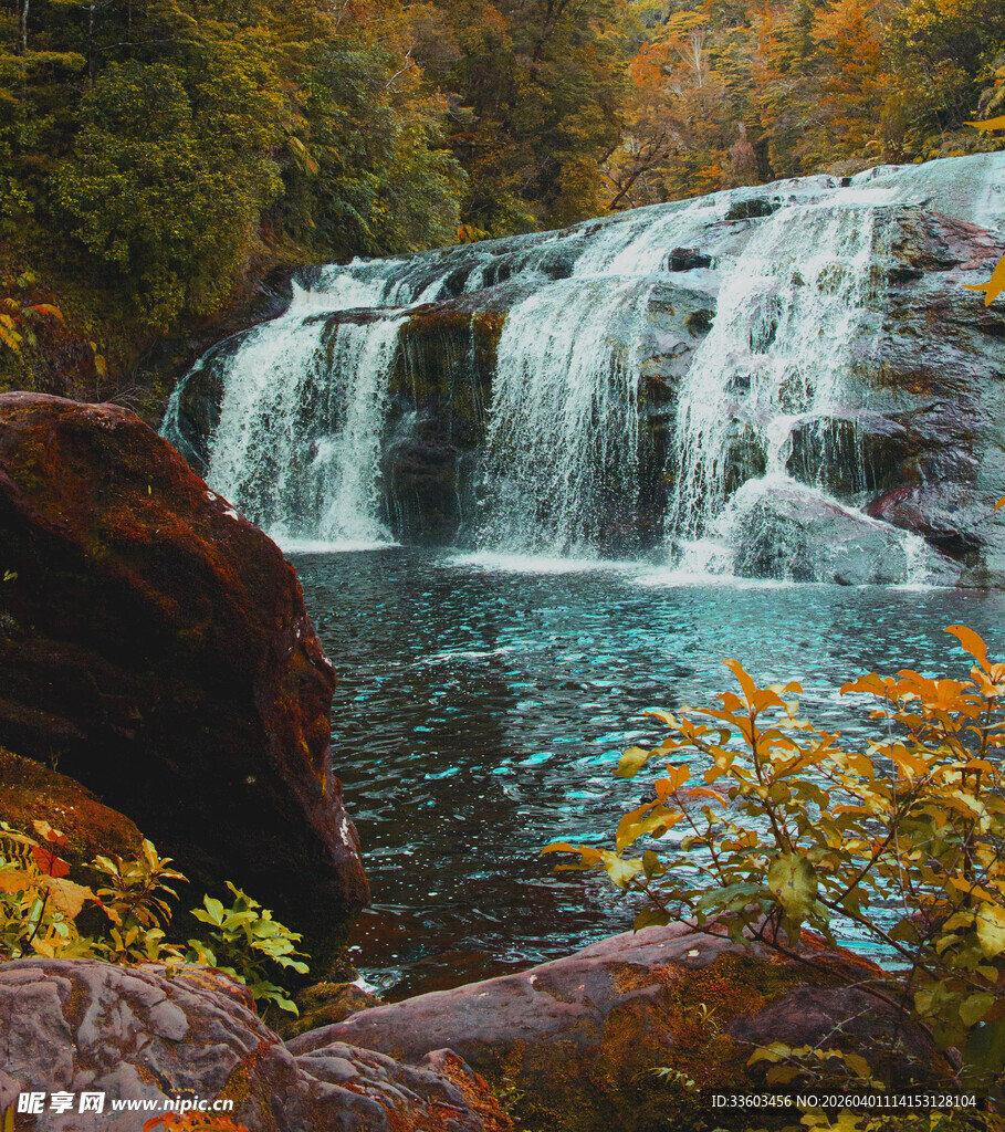 秋日山林中的美丽瀑布