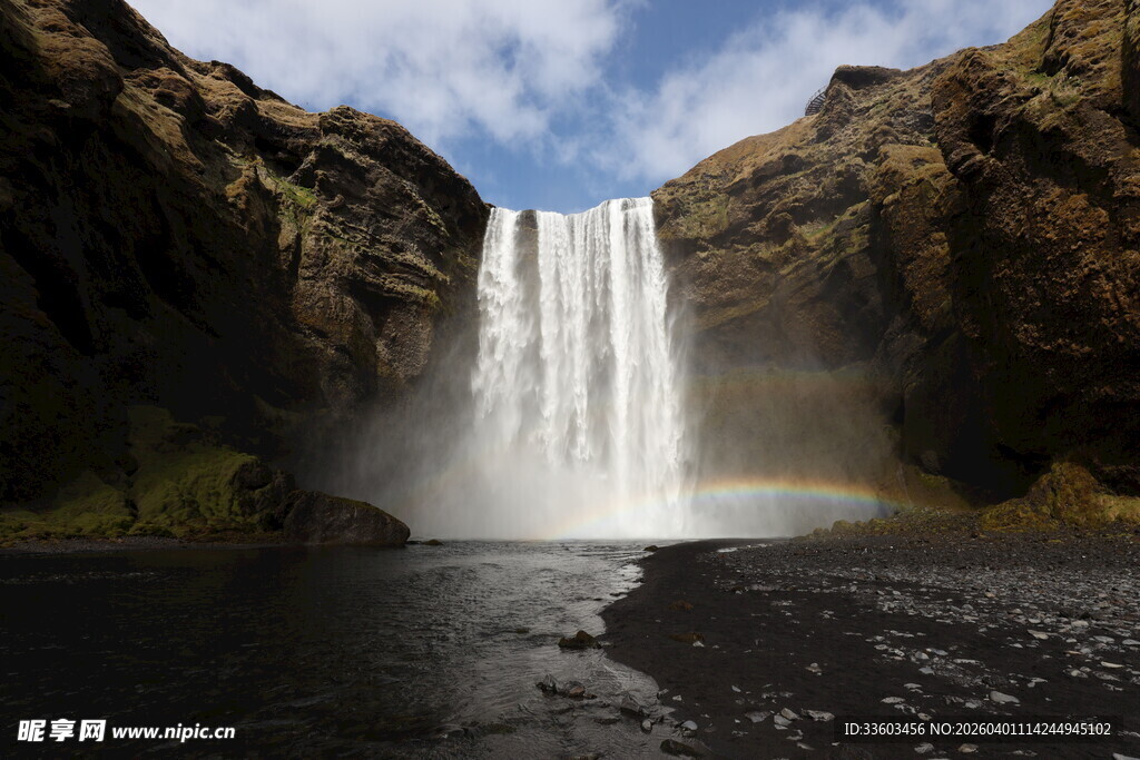 山间瀑布现绚丽彩虹