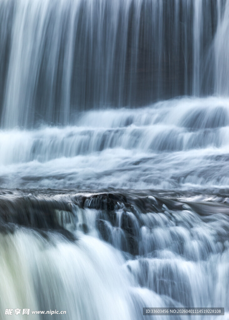 潺潺流水瀑布美景