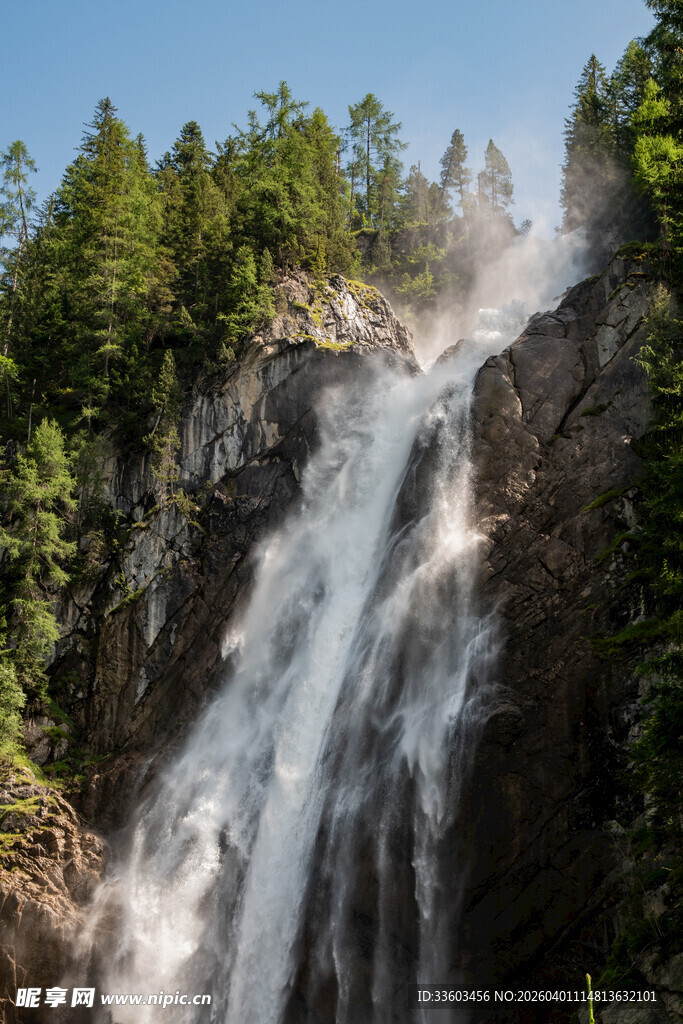 山间壮丽瀑布景观