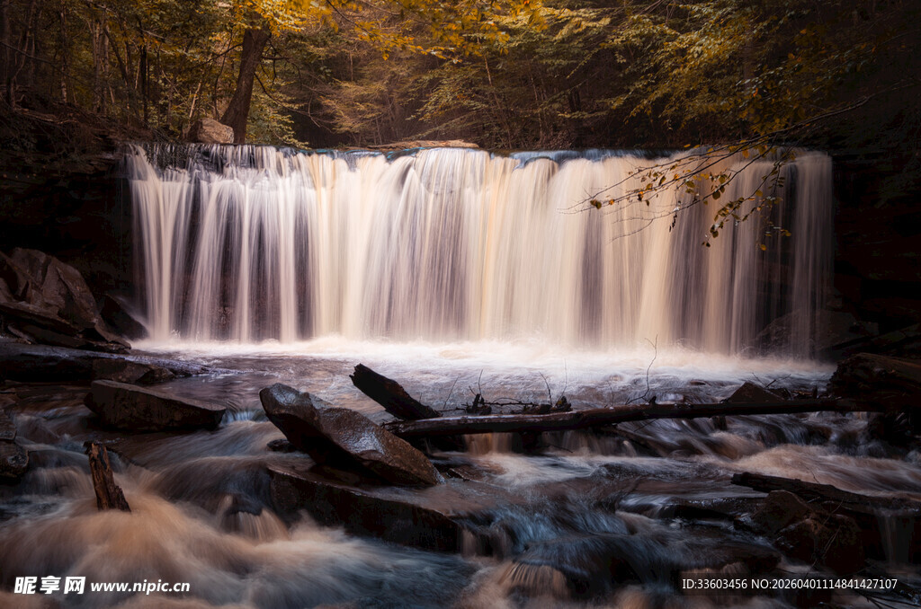 山间瀑布流淌的自然美景