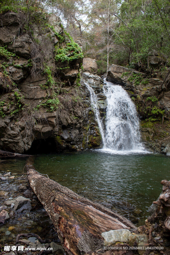 山间瀑布下的静谧潭水