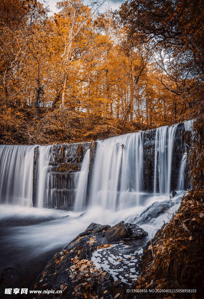 秋日森林中的唯美瀑布