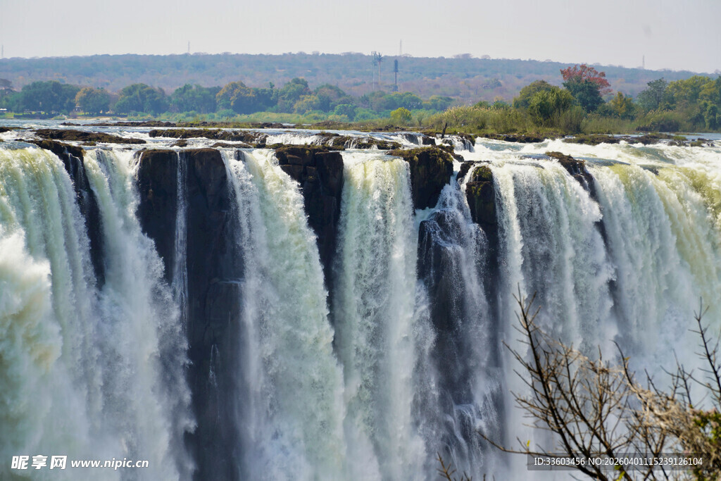 壮观的瀑布自然景观