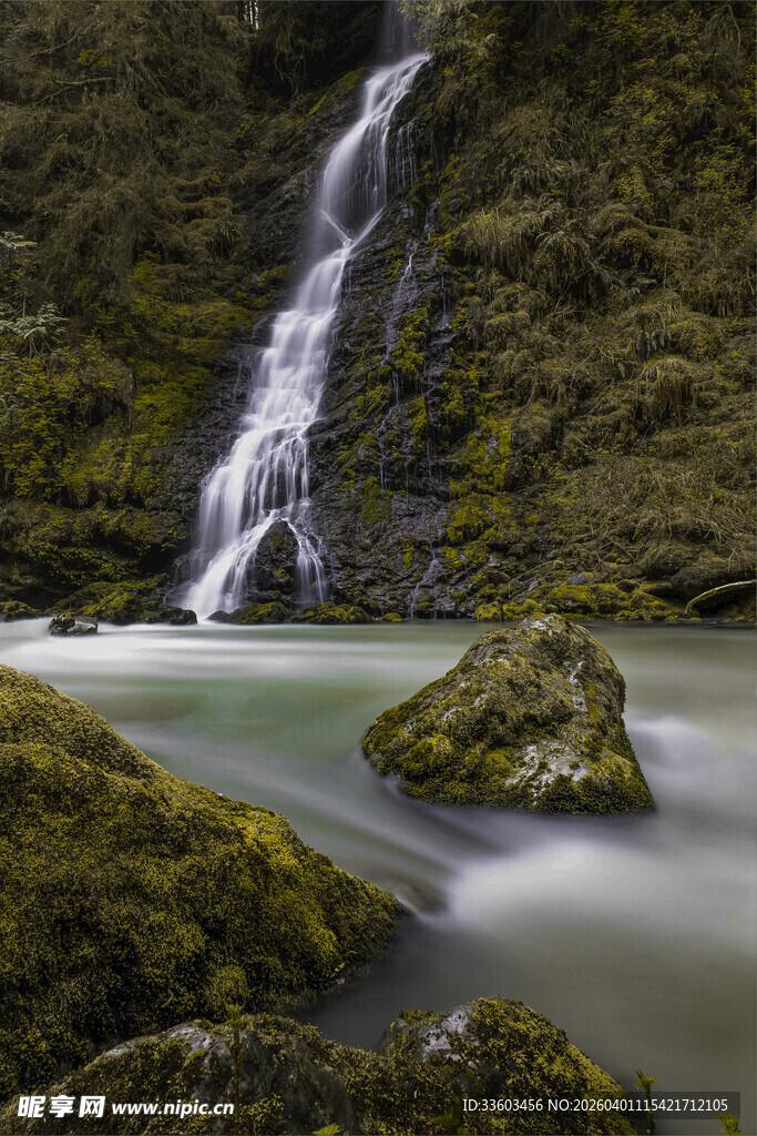 山间瀑布与碧绿潭水之景