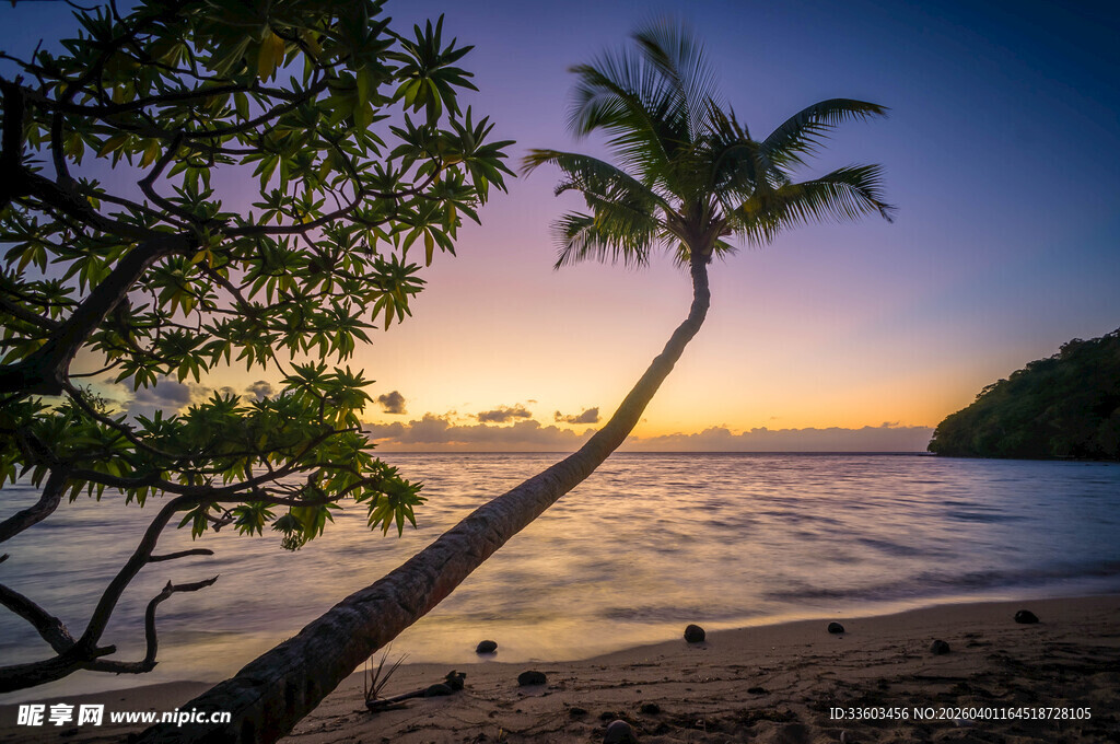 黄昏下的美丽海滨风光