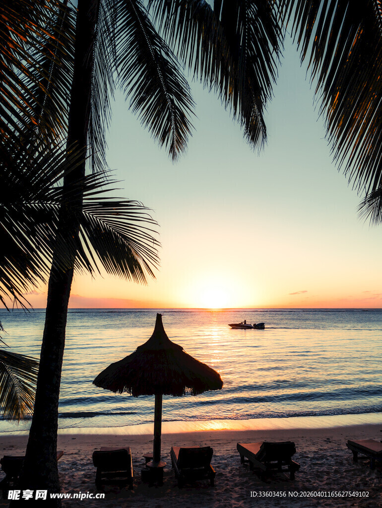 夕阳下的海滩休闲场景