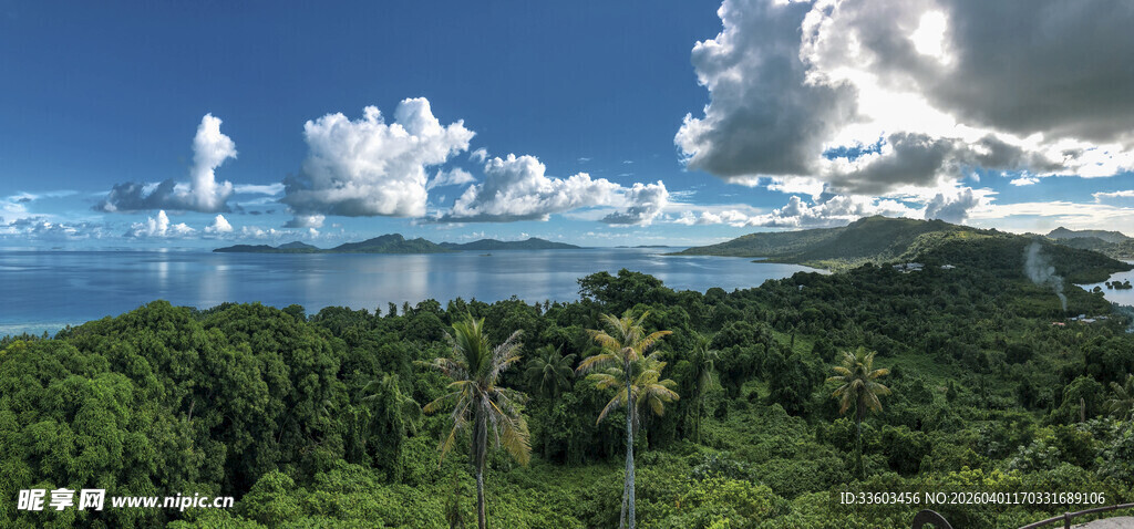 青山蓝天间的秀丽自然景色