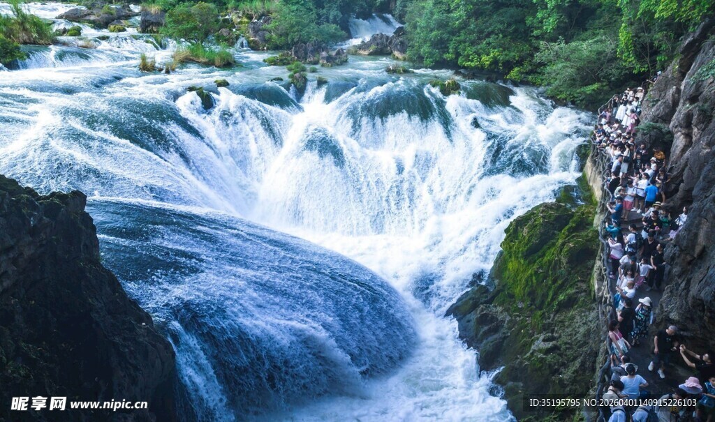 山间湍急溪流瀑布景观