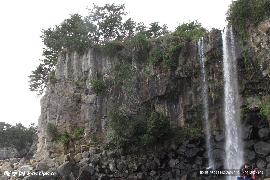 壮观瀑布旁的陡峭岩壁