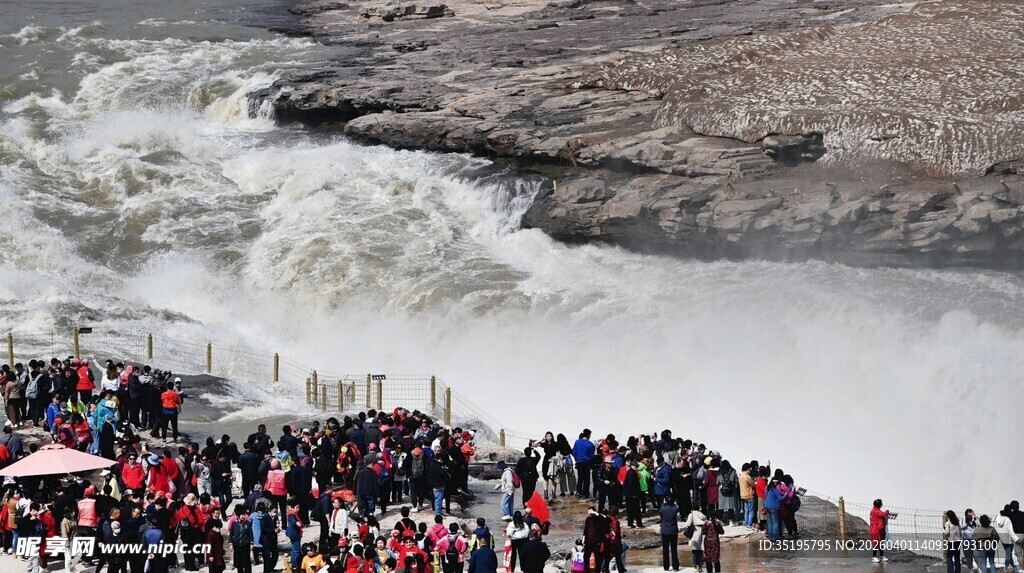 壶口瀑布前的游客景观