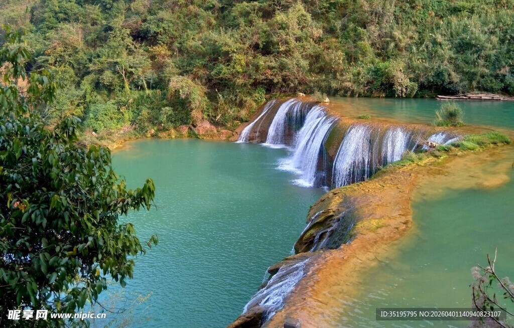 山间碧湖瀑布美景