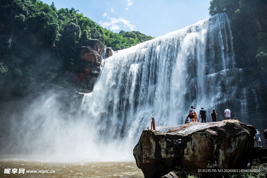 壮观瀑布下的游人景致