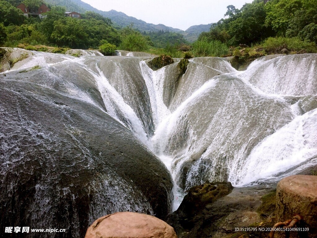 壮观瀑布展现自然之美