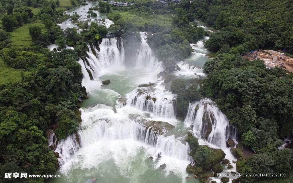 壮观森林瀑布景观
