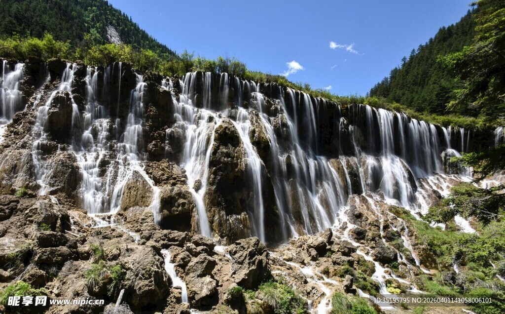 壮观山间瀑布景观