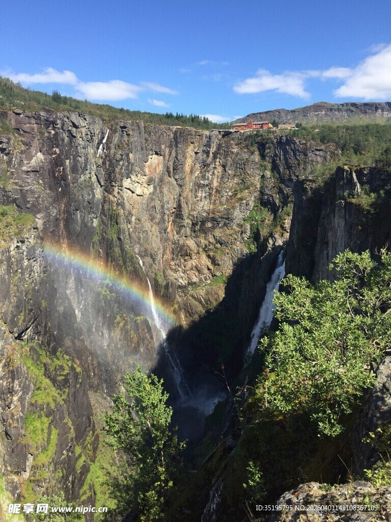 峡谷瀑布上的绚丽彩虹
