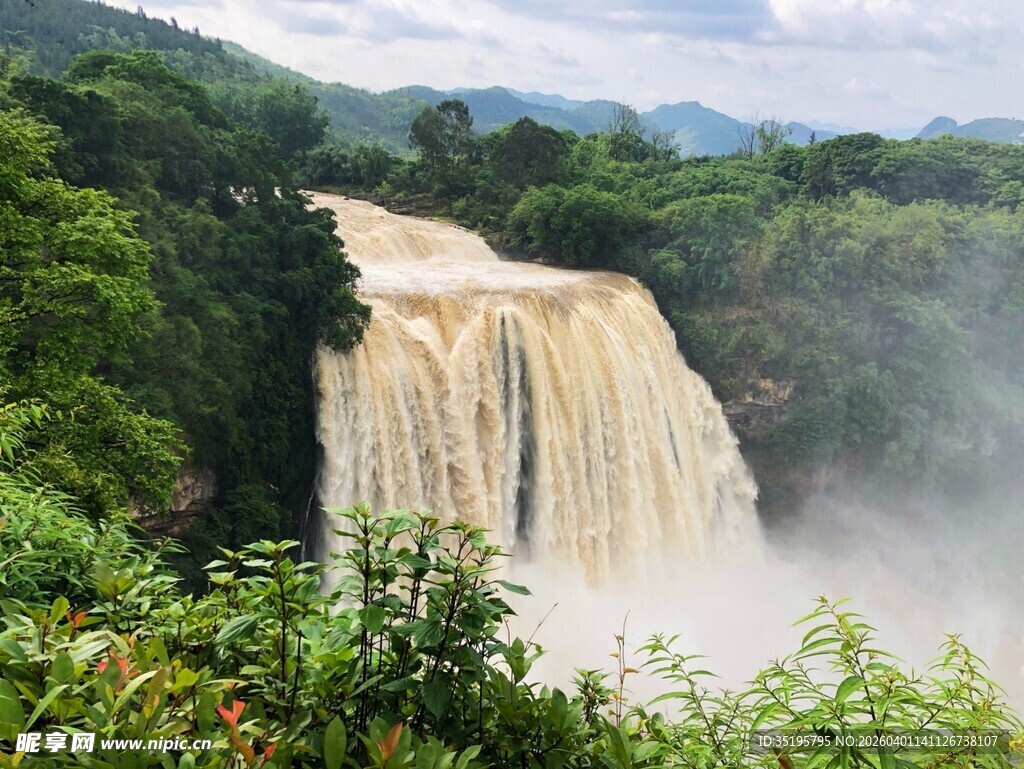 壮观瀑布置身葱郁山林间