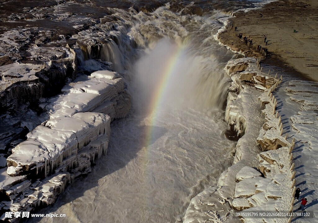 瀑布间的绚丽彩虹