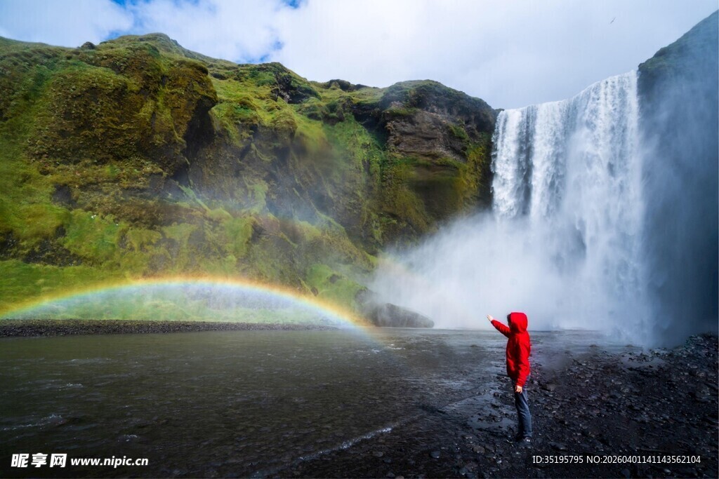 瀑布前红衣人赏绚丽彩虹