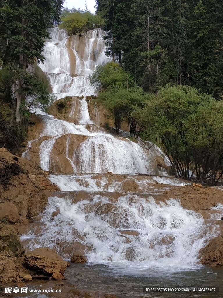 山间层叠瀑布自然美景