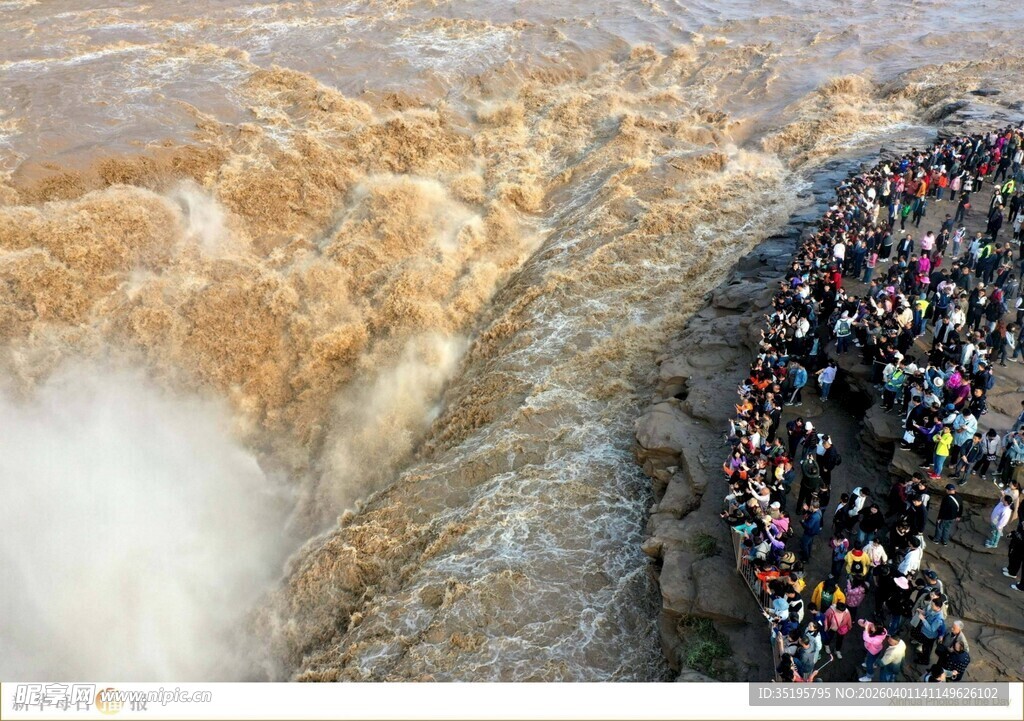 壶口瀑布旁的热闹景象