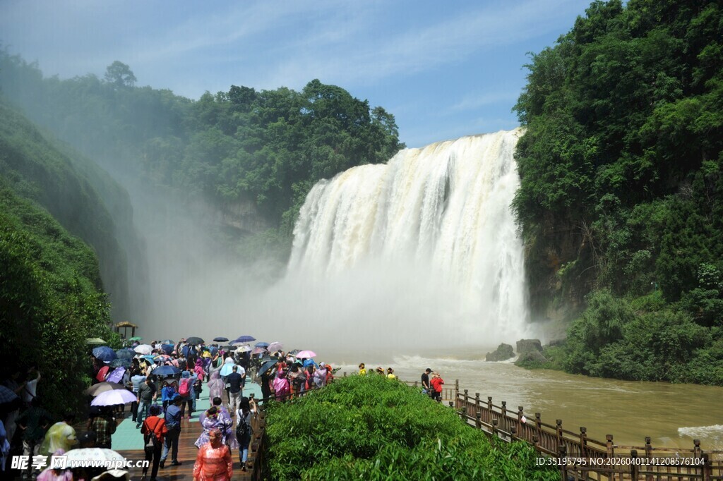 瀑布景区游人如织